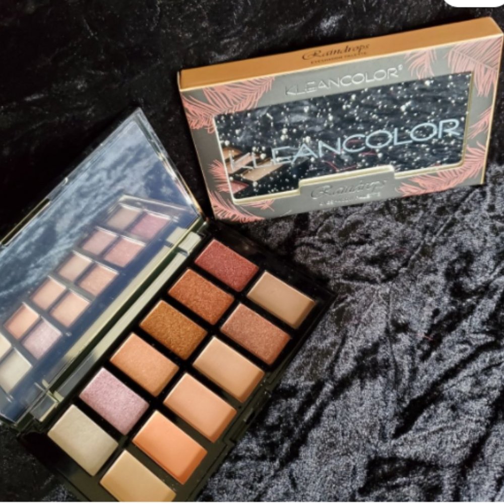 12 matte, shimmer and metal chrome eye shadows